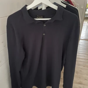 Rugby tröja Massimo dutti - Säljer min rugbytröja ifrån Massimo dutti då den inte kommer till användning. Storlek M. Inga flaws eller tecken på användning.