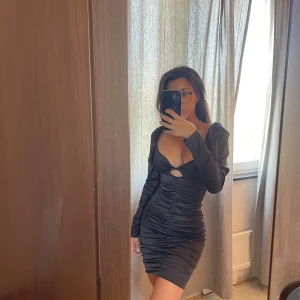 festklänning stl XS - Festklänning i storlek XS. Stretchig så passar även S. Aldrig använd, prislappen är kvar. Säljer för 250kr, köparen står för frakt 