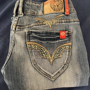 Y2k jeans  - Skitsnygga jeans är tyvärr för små för mig skulle säga att dem är i storlek mellan 32-26 dem är lågmidjade❤️ Ca 90 midjan 80 innerben ungefär jag möta med en vanlig linjal så det var svårt att mäta exakt❤️
