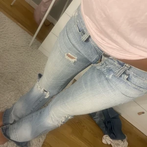 SNYGGASTE JEANSEN - Jag säljer snyggaste jeansen!! Sjukt fin färg, och sitter jättenajs 🤗🔥🔥De har lite hål överallt😍❌❌MIDJEMÅTT:38/39 RAKT ÖVER, INNEBEN:82/83 !!❌❌ jag e 168/169 o de e bra i längden men passar även lämgre personer! kom privat för fler bilder😋😇 (2 defekter)