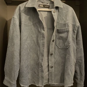 Jacka  - Tunnare jacka köpt på Zara, säljer pga it haft någon användning för den!🫐💕