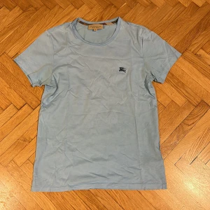 Burberry ljusblå t-shirt med logga - Snygg t-shirt, köpt i gamla Burberry-butiken på Biblioteksgatan.