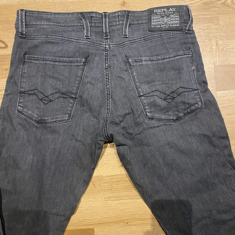 Storlek 33. Skick: okej använda, därav priset. Nypris: 1400kr. Vid funderingar eller frågor, kontakta mig gärna :). Jeans & Byxor.