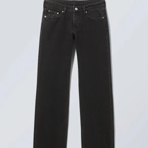Weekday jeans - Säljer dessa lågmidjade jeansen från Weekday, finns inga defekter, använda ett fåtal gånger🤍skriv  vid intresse eller för fler bilder🤍 köpt för 590