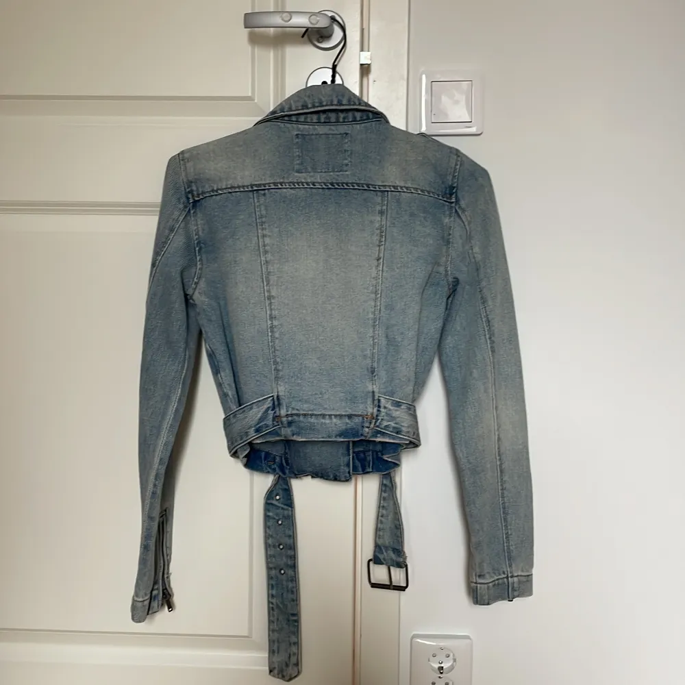 En kort jeansjacka med bälte till som aldrig har används ( prislappen är kvar). Jackan är från ”Only” i storlek 34 och kostade ungefär 600kr. Jackor.