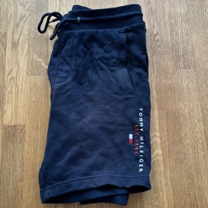Tommy Hilfiger shorts - Bild 1 Blå, Skick 7/10 Bild 2 Turkosa, Skick 10/10 Bild 3 Lime gröna, Skick 10/10 Storlek S Alla Tre för 269kr  kan diskuteras 