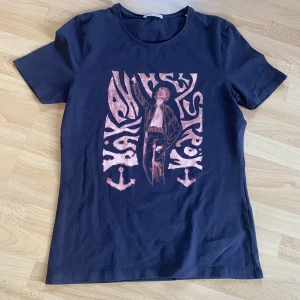 Håkan Hellström t-shirt - En t-shirt som vi blekt med klorin för att göra designen 🎤🩷