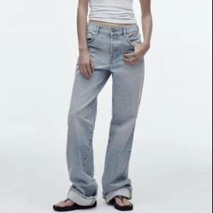 Slutsålda baggy jeans från Zara. Använd ca 2 ggr. Köparen står för frakten💕