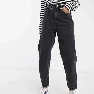 Meg Mom jeans från Weekday - Meg Mom jeans från Weekday i tvättad svart färg. Högmidjade och croppade i längden. Storlek 29/26