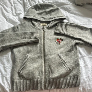 Zadig zip tröja  - Jag säljer min zadig zip tröja. Den kostar nypris 1500 men säljer för endast 500kr