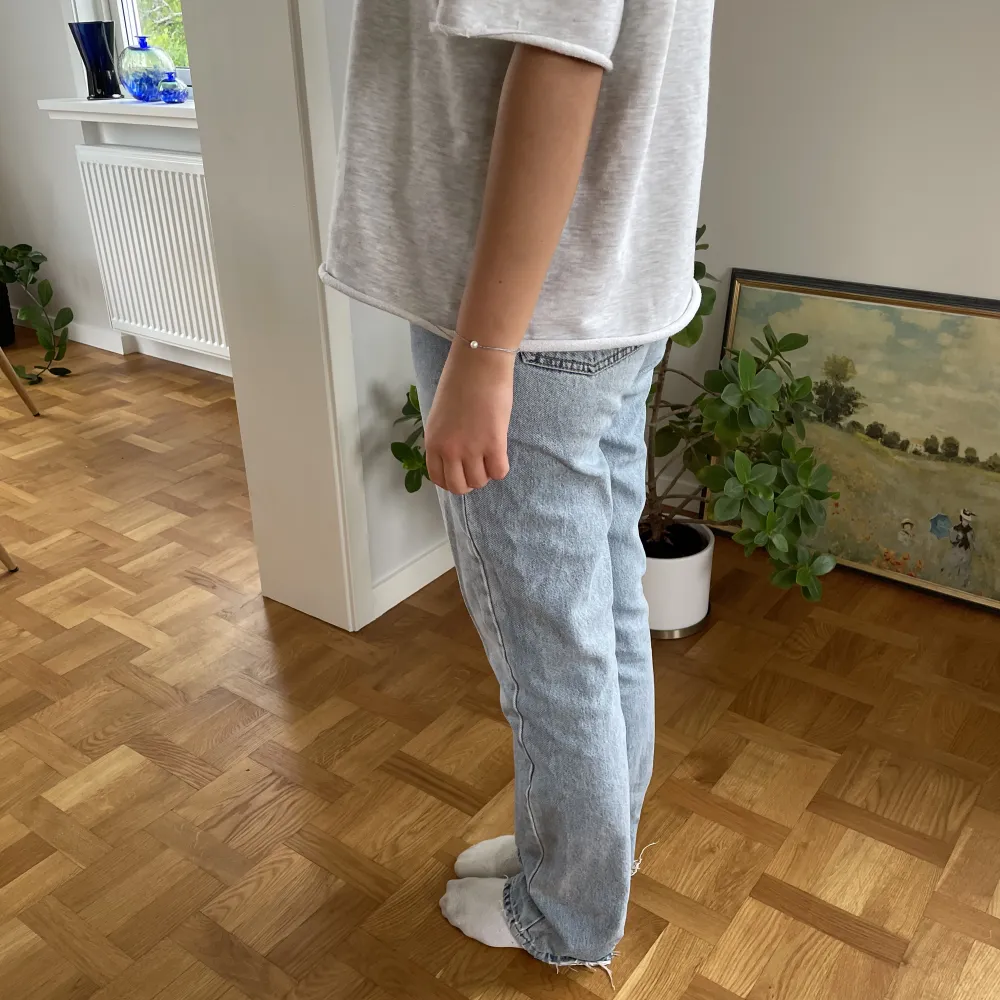 Säljer mina ljusblå zara jeans som är slutsålda i strl 36💕. Jeans & Byxor.