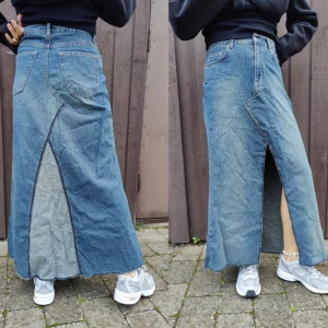 Y2K asymmetric maxi jeans skirt with slit  - Superskön och fin ankellång jeanskjol med slits framtill, från tidigt 2000-tal i perfekt skick 💞