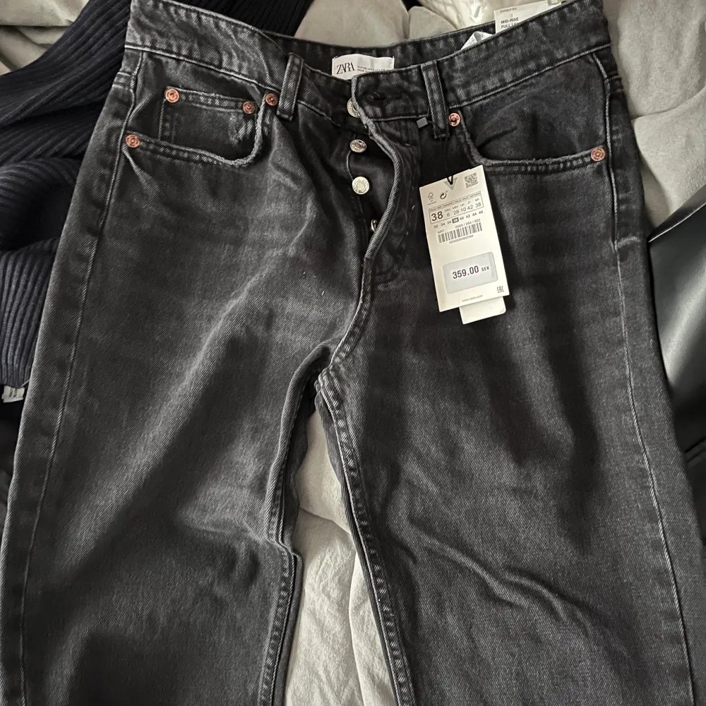 Jeans från Zara som är helt slutsålda och köpta för ett år sedan men aldrig använda och lapp är kvar💓 De är långa på mig som är 173! Skriv vid intresse🫶🏼. Jeans & Byxor.