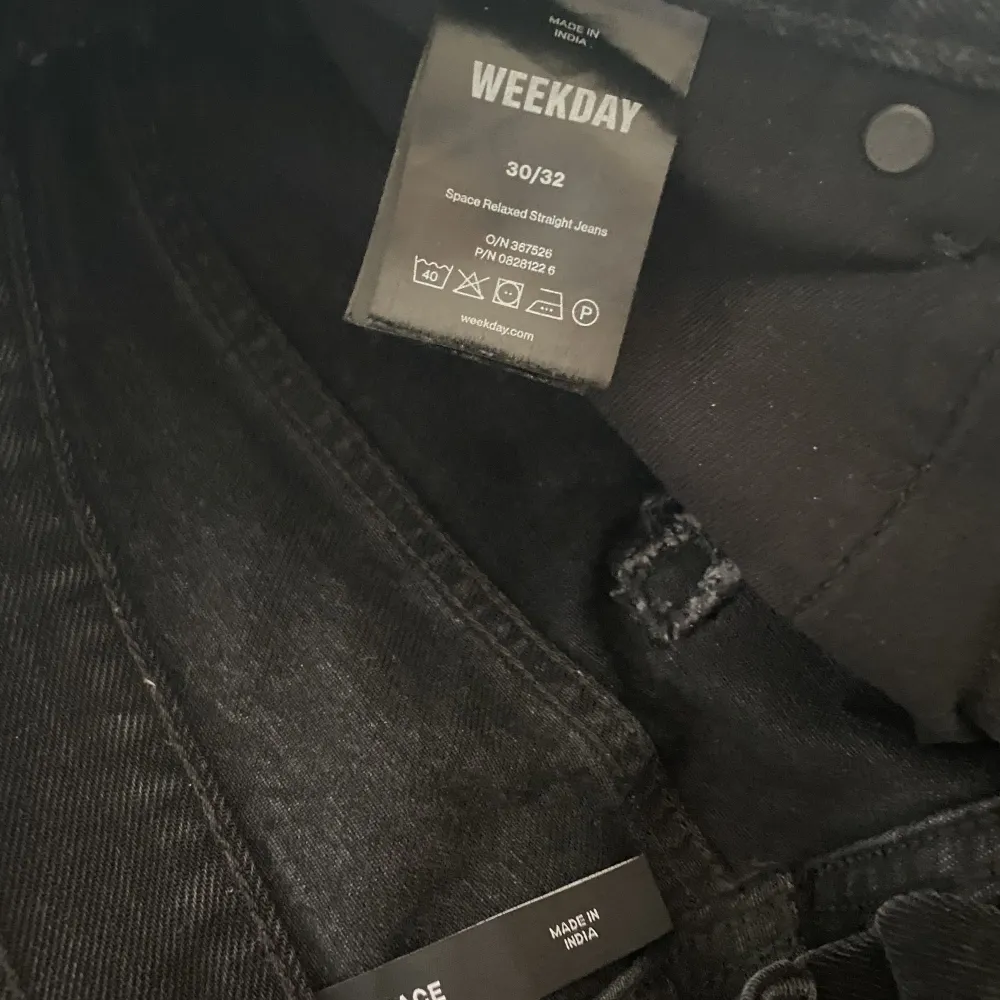 Säljer svarta jeans från Weekday strl 30/32. Jeansen är knappt använda och i mycket bra skick! Ordinarie pris 600 kr.. Jeans & Byxor.