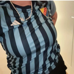 Dif tröja - Säljer årets matchtröja i storlek S. Använd 1 gång köpt för 1100kr. Säljer nu för 600kr, går ej ner i pris.