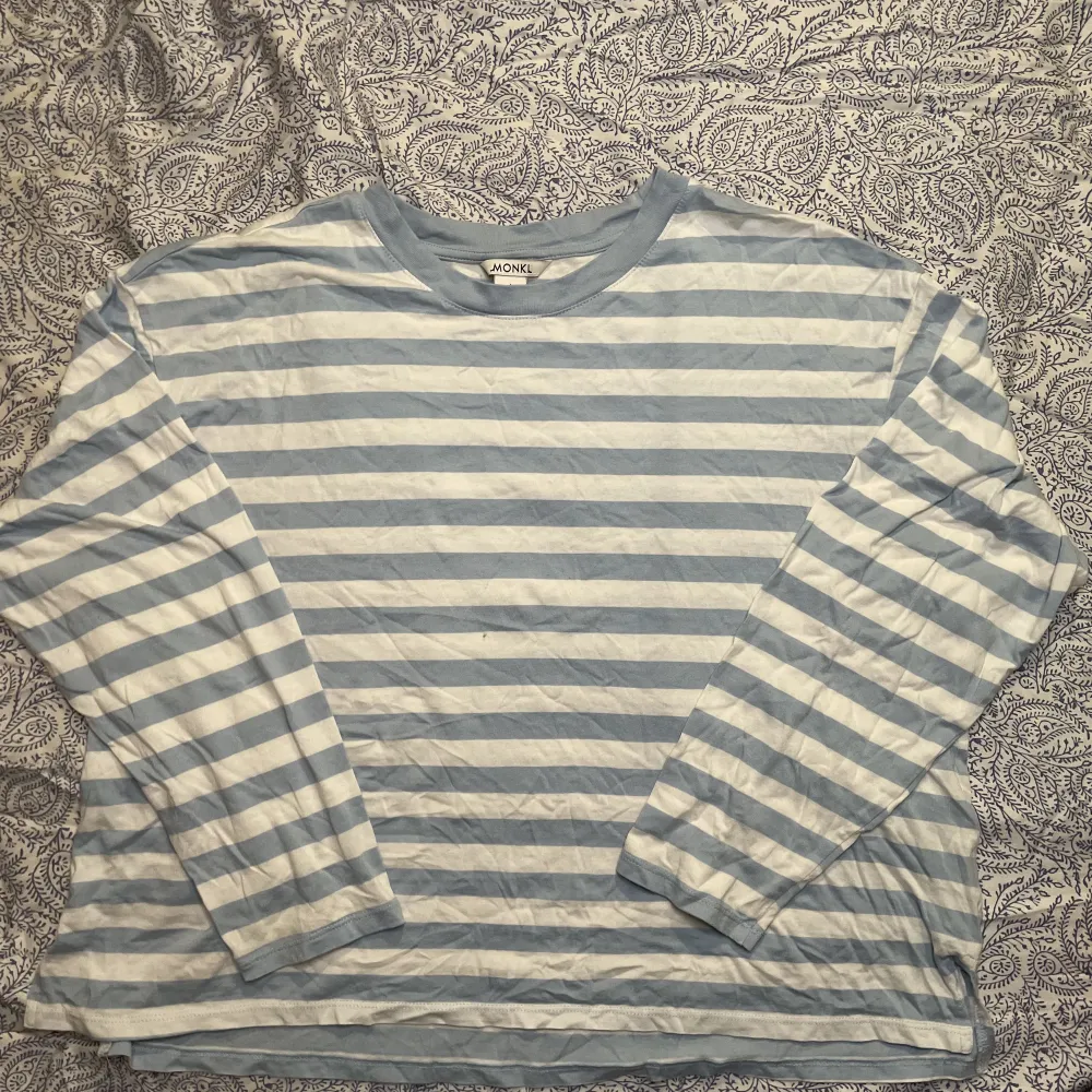 Bekväm långärmad tröja som är vit och ljusblå. Storlek L. Tröjor & Koftor.