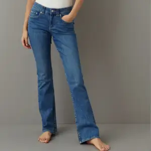 Säljer dessa slutsålda bootcut jeans ifrån Gina Tricot i st 32. Är lite upptrampade på ena sidan men annars i fint skick. Nypris 500 kr. 