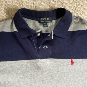 Polo pike - Grå blå pike med rött i botten från ralph lauren storlek L (14-16) passar Xs/S (Sällsynt färg)