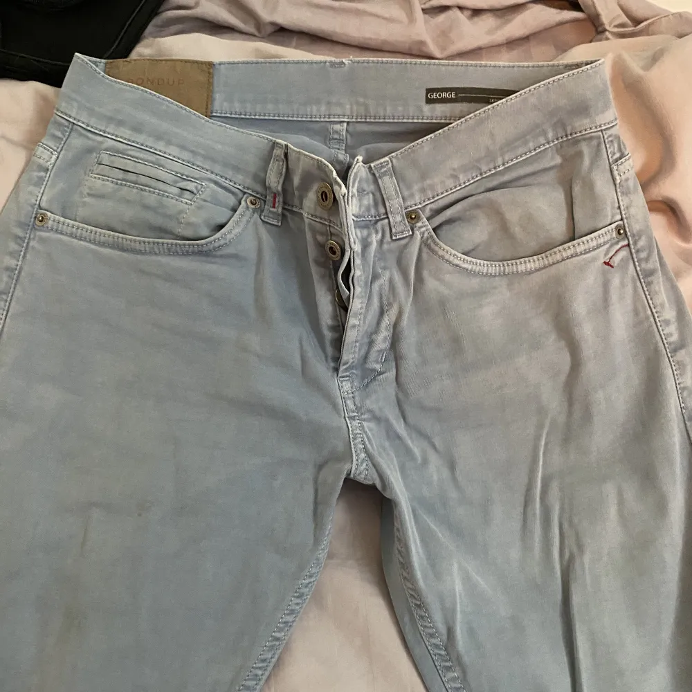 Ett par dondup jeans i storlek 33, modell George, färgen är ljusblå och är ett par perfekta jeans för dig som vill vara lite unik.. Jeans & Byxor.