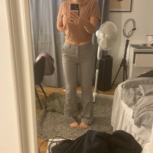 Kostymbyxor  - Hej! Jag säljer dessa ursnygga gråa kostymbyxor ifrån bikbok. Tror inte dom finns kvar för hittar inte dom på hemsidan men dom heter ”PW Vilma”. Nypris: 499 kr mitt pris: 200 kr. Storlek 38/M