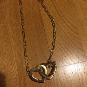guld hjärt halsband - jättefint guldigt hjärt halsband med guld kedja som tyvär aldrig kommit till andvändning. halsbandet köptes av min mamma för ungerfär 20 år sedan men hon kommer inte ihåg från vilket märke.