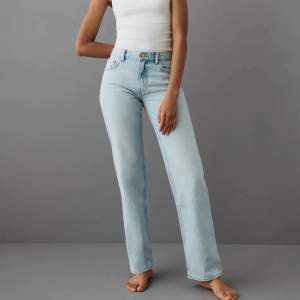 Säljer dessa trendiga lågmidjade jeans från Gina tricot💕