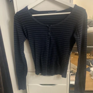 Fin brandy Melville topp - Brandy Melville topp som är använd typ 4 gånger, köpte för 250 tror jag. Säljer för 150 kr