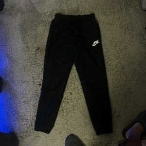 Nike trackpants - Säljer ett par nike track pants, dessa är väldigt sköna samtidigt luftiga så strl S men de sitter som M. för mer info är de bara att skriv så svara vi så snabbt som möjligt.