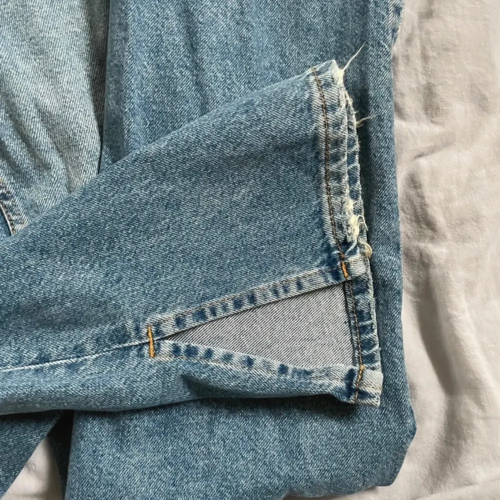 Jeans med slits från Pull&bear. Använd fåtal gånger. Är 174cm.💗. Jeans & Byxor.