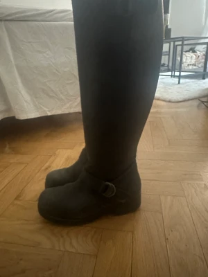 Johnny bulls  - Nypris 1400  Använda va 4 gånger för några år sedan de har bara legat i ett skåp sedan dess med inlägg. Pris kan diskuteras.  Självklart äkta läder