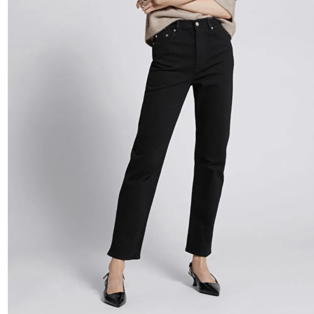 Slim straight cut denim jeans i svart färg från & other stories. Medelhöga i midjan.  Använda 2ggr så de är som nya.  Nypris: 790kr . Jeans & Byxor.