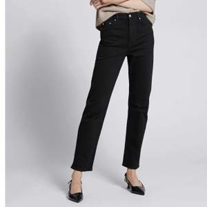 Slim straight cut denim jeans i svart färg från & other stories. Medelhöga i midjan.  Använda 2ggr så de är som nya.  Nypris: 790kr 