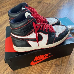 nike air jordan 1 retro high og bloodline - size us 10,5 - eu 44,5 cond 7/10, used but still fresh comes with box and new laces incl. 