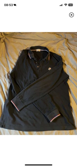 Moncler polo - Säljer nu denna fräscha Moncler polo som är använd ett fåtal gånger. Tröjan är i bra skick. Givetvis äkta 