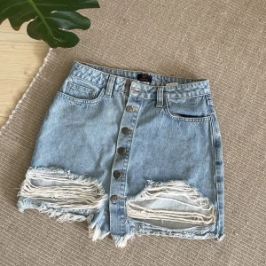 Jeanskjol - Min favoritkjol som tyvärr blivit för liten. Använt denna mycket men är fortfarande i jättebra skick 🤍