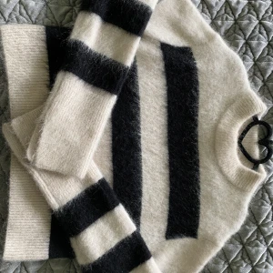 Tröja i ull- och mohairblandning - Tröja från H&M premium selection. Supermjuk! Varm och skön i höst. Sparsamt använd och väl omhändertagen 