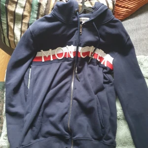 Moncler tröja - Tröjan är i storlek smal. Skick7/10 Pris kan diskuteras