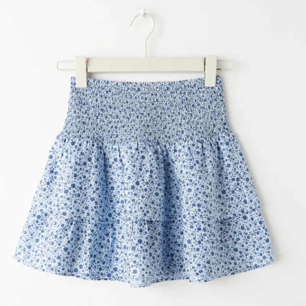 Säljer denna blå blommiga kjolen från Gina young, då den är för liten💞💞 den är helt slutsålt och är superfin!💞köpt för 199kr❤️‍🔥. Kjolar.