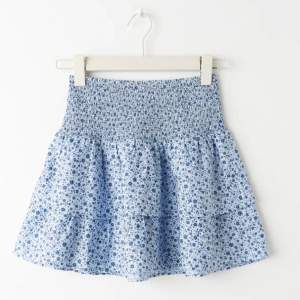 Säljer denna blå blommiga kjolen från Gina young, då den är för liten💞💞 den är helt slutsålt och är superfin!💞köpt för 199kr❤️‍🔥