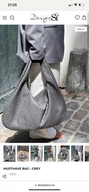 Väska - Säljer denna väskan som jag köpt här på Plick💗 Den kommer inte till användning och den är aldrig använd av tidigare ägaren eller mig. Så den är helt som ny✨  Skriv privat för fler bilder🫶🏼 Köparen står för frakten📦💌