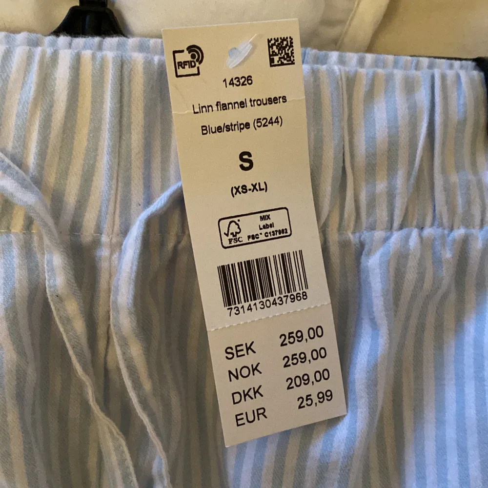 Säljer dessa jättefina pyjamasbyxor! De är aldrig använda och har prislappen kvar. Säljer pga att de är för stora för mig. Orginalpris 259kr och säljer för 199kr💕. Jeans & Byxor.