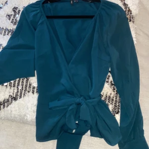 Blus - Säljer denna jätte fina oanvända blusen från Veromoda. Mörkgrön i verkligheten