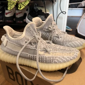 Yeezy 350 Boost static n reflective äkta* - Inte replicas* kommer i Box.  Köptes second hand verifierad reseller. Ok skick Inga defekter förutom lite gulnad på sulan som kommer med användning och undersidan, dm för fler bilder. Strl 40