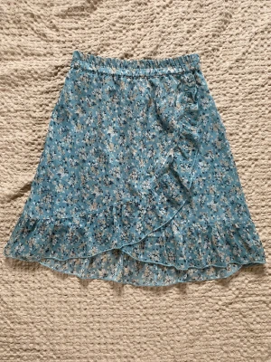 Blommig kjol - Kjol från b.young. Sparsamt använd, ser inga defekter.