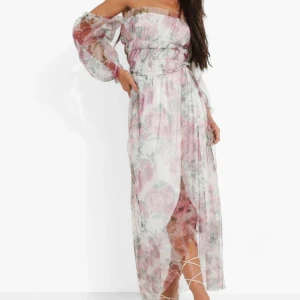 Helt ny blommig klänning från Boohoo - Säljer en helt oanvänd elegant klänning. Prislappen är kvar.