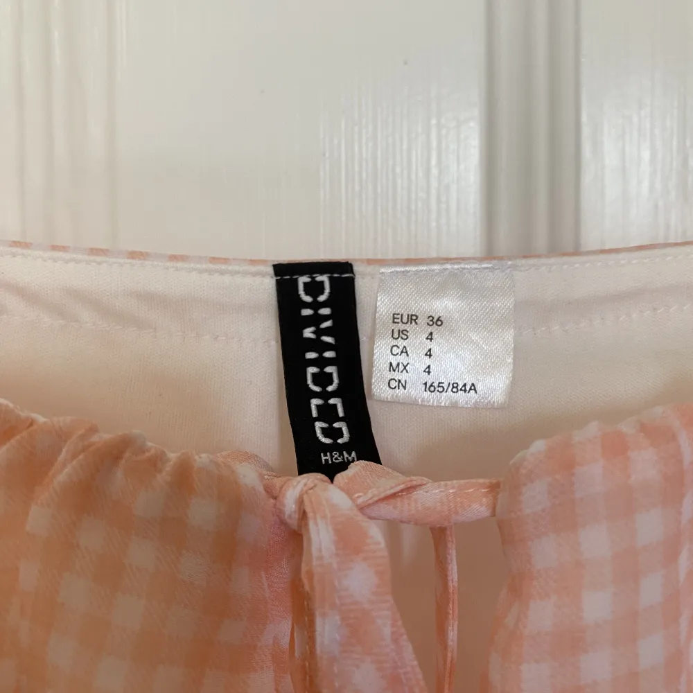 Rosa kort klänning köpt på HM!  Använd fåtal gånger✨inte genomskinlig!. Klänningar.
