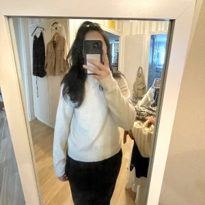 Stickad tröja - Stickad tröja som är perfekt nu till hösten! Är lite nopprig men går ju att raka av! Är köpt för 200kr men säljer för 60+frakt🤍