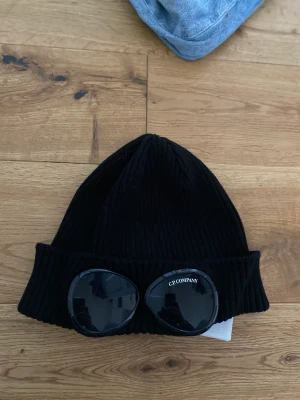 Cp company mössa  - Hej säljer min cp company mössa som är lite stor på mig, de är one size på mössan. Skulle även kunna tänka mig byta mot något 