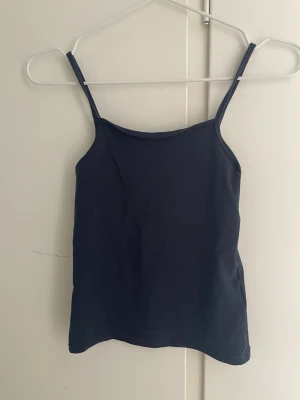 Mörkblått linne - Ett mörkblått baslinne köpt från hm. Används ett par fåtal gånger och säljer för att det inte kommer till användning. Storleken är 140 men skulle säga att den är stor i storlek. Plagget har inga defekter. pris kan diskuteras och köparen betalar frakten💗