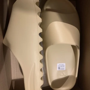 Yeeyz slide - Finns 3 st kvar  41,43,44 